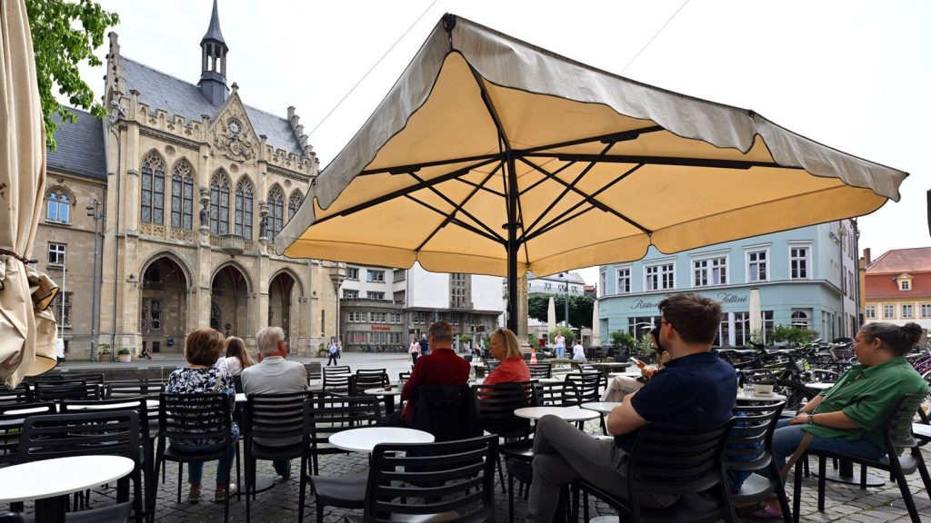 Außengastronomie: Schlechtwetterphasen verhageln Biergärten den Saisonstart