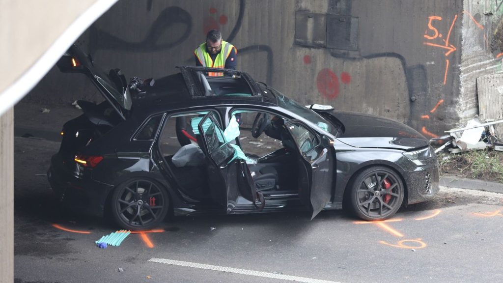Regennasse Fahrbahn: Auto prallt auf A57 gegen Mauer - Fahrer wird reanimiert