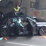 Regennasse Fahrbahn: Auto prallt auf A57 gegen Mauer - Fahrer wird reanimiert