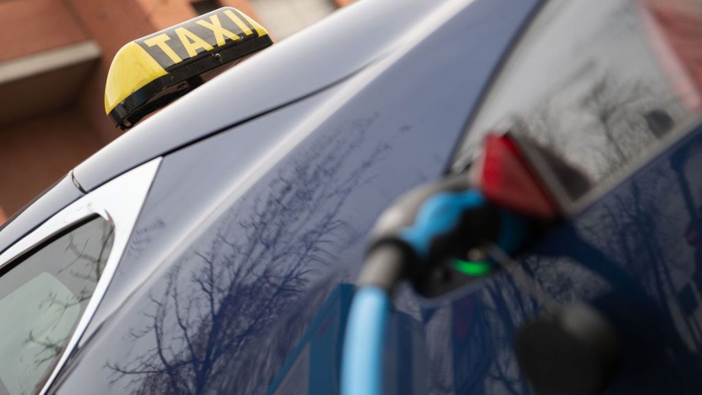 E-Mobilität: Strom statt Diesel? Warum E-Taxis auf Vorbehalte stoßen