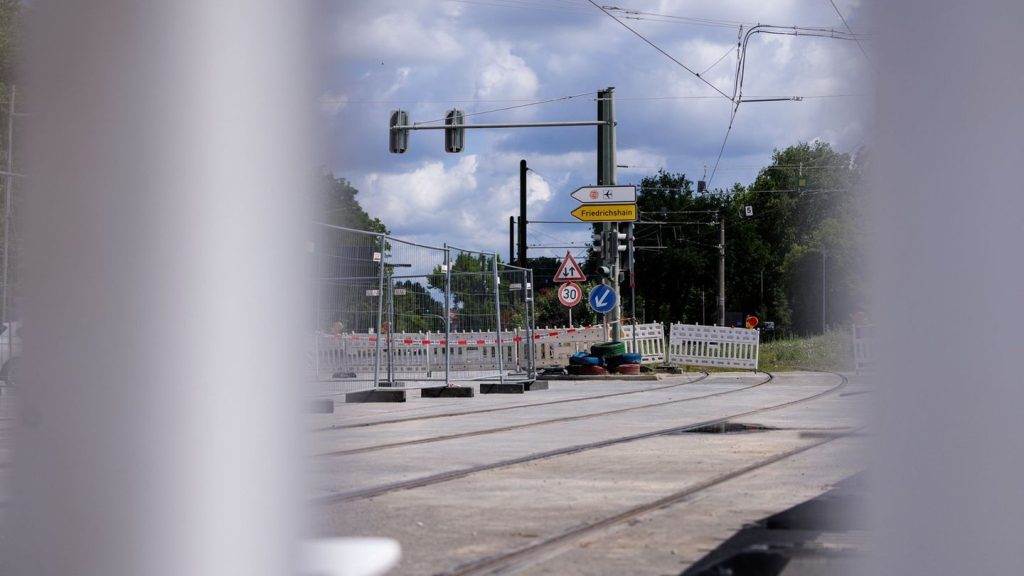 Wuhlheide-Brücke: Abgerissene Brücke: Autos können wieder fahren