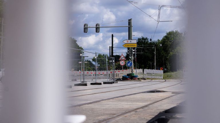 Wuhlheide-Brücke: Abgerissene Brücke: Autos können wieder fahren
