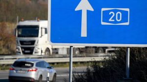Landkreis Nordwestmecklenburg: Auto prallt auf A20 gegen Wildschutzzaun - drei Verletzte