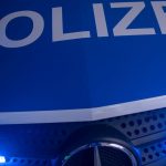 Mannheim: Auto prallt in Streifenwagen und brennt