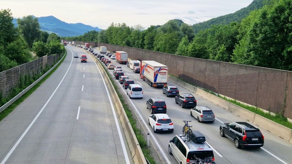 Urlaubsverkehr: 45 Kilometer Pfingst-Stau auf Österreichs Tauernautobahn