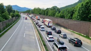 Urlaubsverkehr: 45 Kilometer Pfingst-Stau auf Österreichs Tauernautobahn