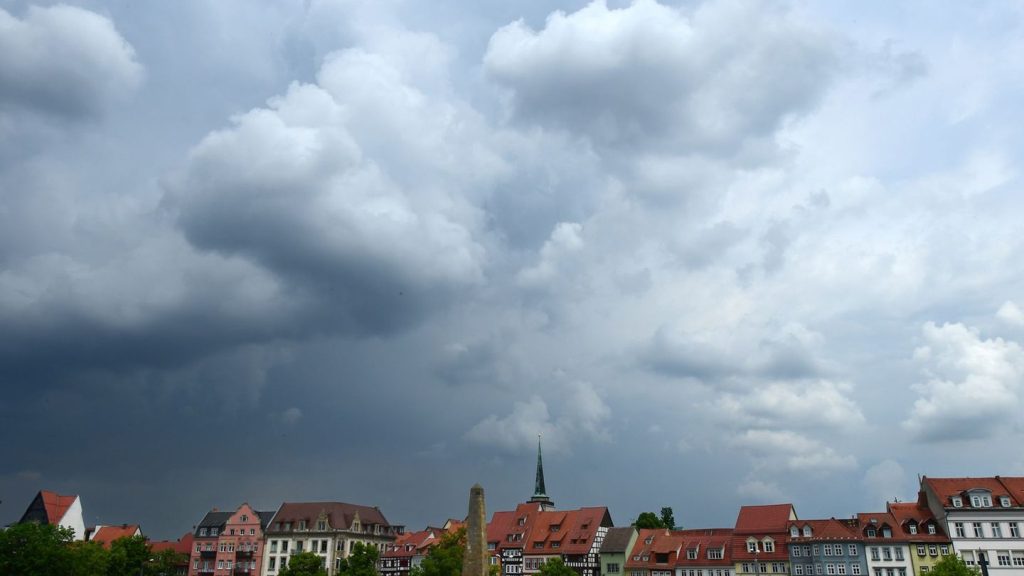 Wolkenhimmel: Pfingstwochenende mit schwierigem Wetter