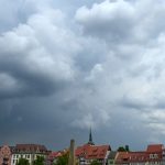Wolkenhimmel: Pfingstwochenende mit schwierigem Wetter
