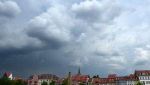 Wolkenhimmel: Pfingstwochenende mit schwierigem Wetter