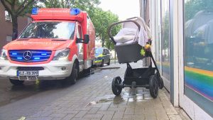 Rettung: Kinderwagen fällt in Kanal: Eltern retten Tochter aus Wasser