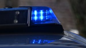 Unfälle: Mehrere Autos fahren aufeinander auf - Fahrer flüchtet