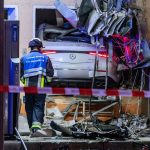 Unfälle: Auto kracht in Tankstelle und reißt Zapfsäule ab
