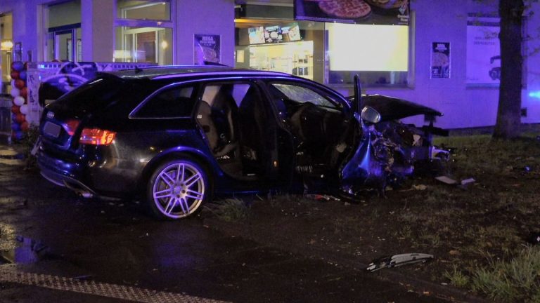 Verkehr: Auto überschlägt sich auf Kreuzung - vier Verletzte