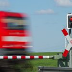 Abstand falsch eingeschätzt: Zu nah am Gleis - Auto wird von Zug erfasst