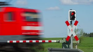 Abstand falsch eingeschätzt: Zu nah am Gleis - Auto wird von Zug erfasst