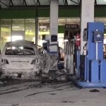 Kriminalität: Mann fährt brennendes Auto an Tankstelle und droht mit Axt