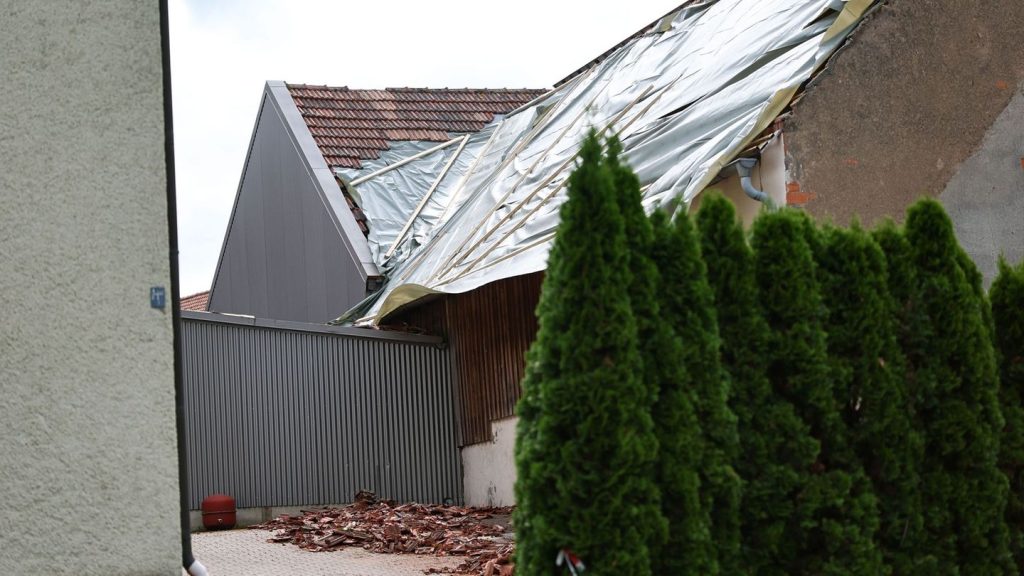 Unwetter: Nach Sturm in der Oberpfalz: Aufräumarbeiten beginnen