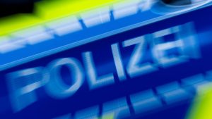 Kriminalität: Unbekannte bewerfen Auto von oben