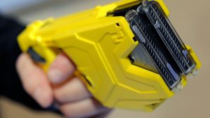 Innenminister Dobrindt will Bundespolizei mit Elektroschockgeräten ausstatten