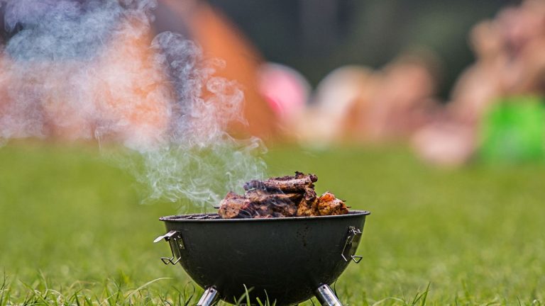 Stichflamme: Grillunfall: Jugendlicher verbrennt sich Gesicht