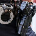 Kriminalität: Mann will an Polizeiwaffen - Schuss trifft Hauswand