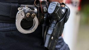 Kriminalität: Mann will an Polizeiwaffen - Schuss trifft Hauswand