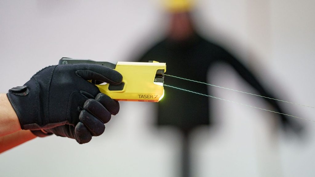 Gestiegene Bedrohung: Innenminister Dobrindt will Taser für die Bundespolizei