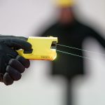 Gestiegene Bedrohung: Innenminister Dobrindt will Taser für die Bundespolizei