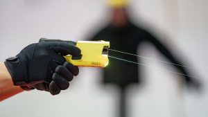 Gestiegene Bedrohung: Innenminister Dobrindt will Taser für die Bundespolizei
