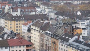 Umfrage: Rund jeder Siebte zahlt mehr als halben Monatslohn für Miete