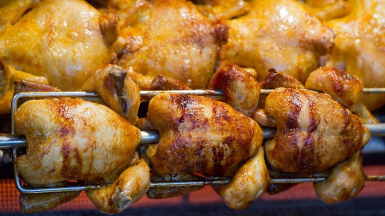 Niederbayern: Mann klaut Grillspieß mit gefrorenen Grillhendl aus Festzelt