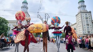 Straßenumzug: Karneval der Kulturen tanzt im Osten Berlins
