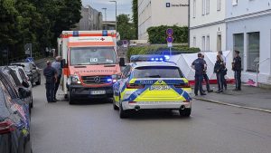 Ehefrau und Kind angefahren: Auto fährt in Menschengruppe - was wir wissen und was nicht
