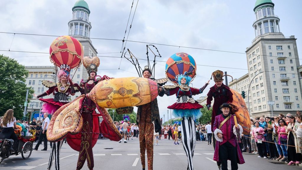 Straßenumzug: Karneval der Kulturen läuft erstmals im Osten Berlins