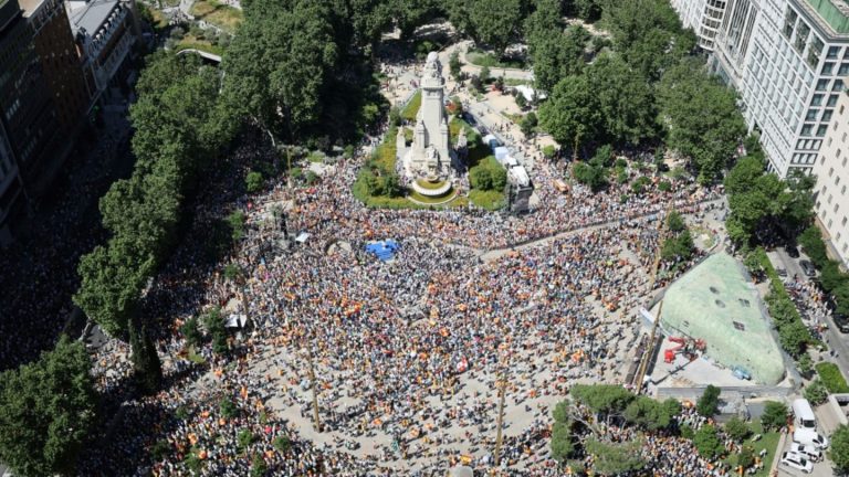 Zehntausende demonstrieren in Madrid gegen Spaniens Regierung