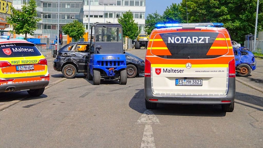 Schwerer Unfall: Auto fährt bei Stuntshow in Zuschauerbereich - Verletzte