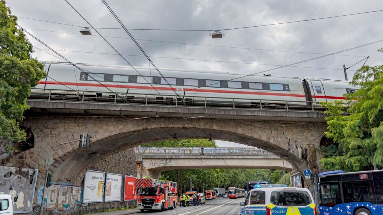 Zughavarie: ICE-Fahrgäste warten stundenlang in defektem Zug