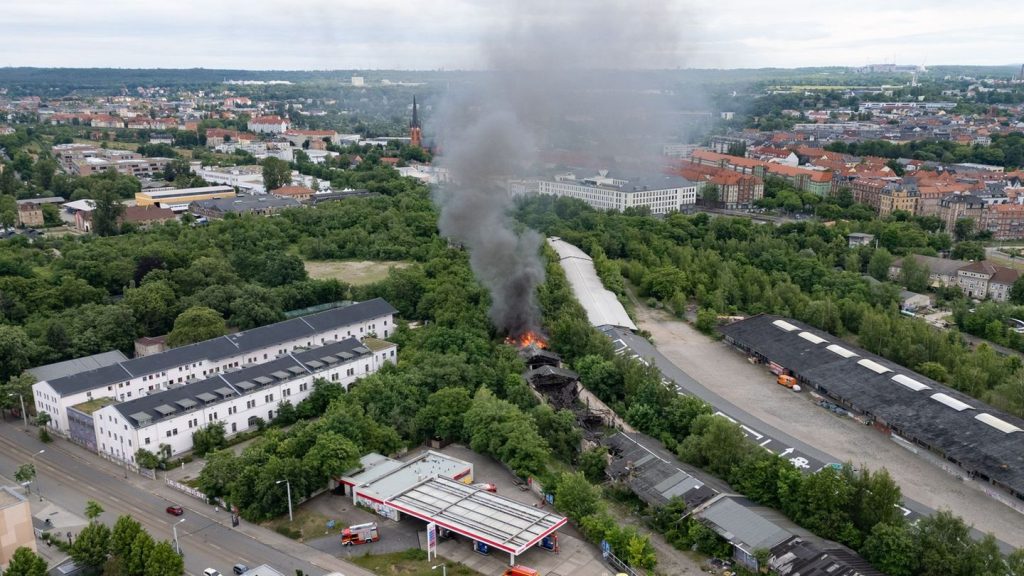 Kriminalität: Leeres Gebäude in Flammen: Polizei vermutet Brandstiftung