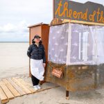 Kunstprojekt auf Nordseeinsel: Aktionskünstlerin baut Strandbar für "Endzeit-Gespräche"