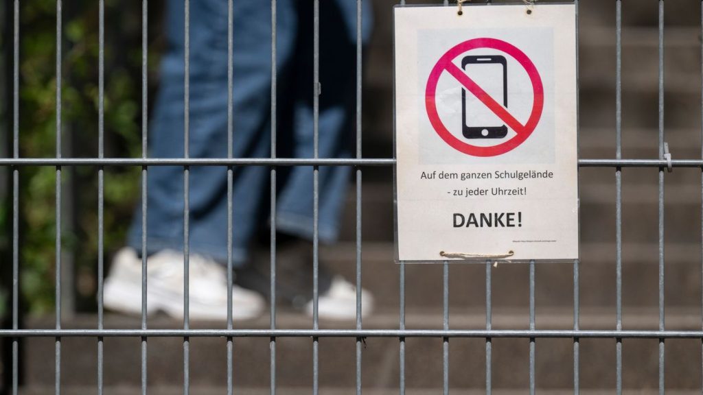 Handyverbot in Schulen: Grüne: Laptops für ältere Schüler statt nur Handyverbot