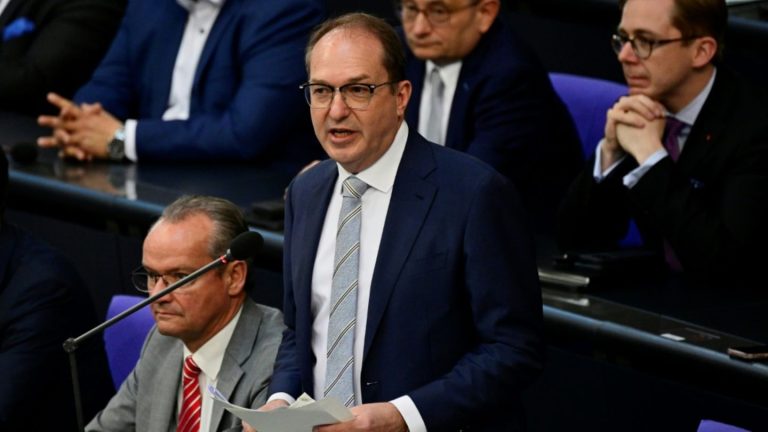 Dobrindt bekräftigt Skepsis zu AfD-Verbot - SPD und Linke offen für Grünen-Vorstoß