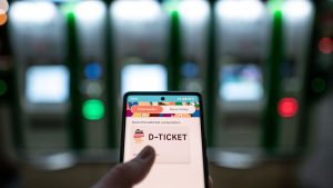 Fahren im Nahverkehr: Deutschlandticket auch nach Preiserhöhung beliebt
