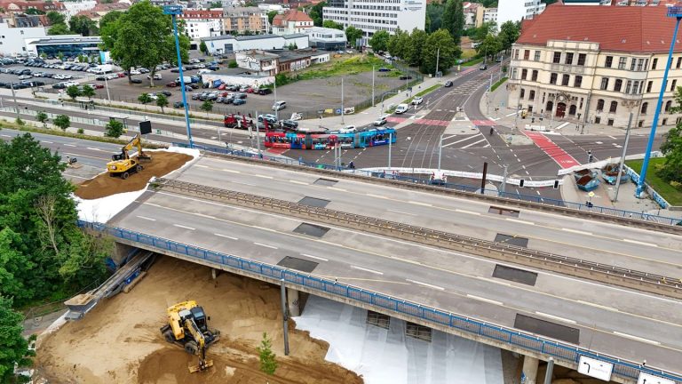 Einsturzgefahr: Abrissarbeiten an Ringbrücke in Magdeburg begonnen
