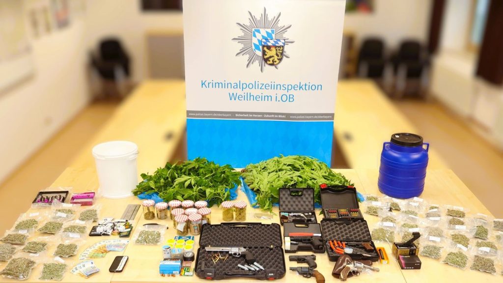 Durchsuchung: Polizei entdeckt Waffen und Drogen auf Hof in Oberbayern