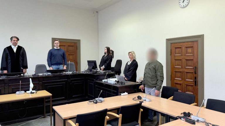 Mit dem Messer gedroht?: Prozess um Vergewaltigung - Angeklagter schweigt zu Beginn