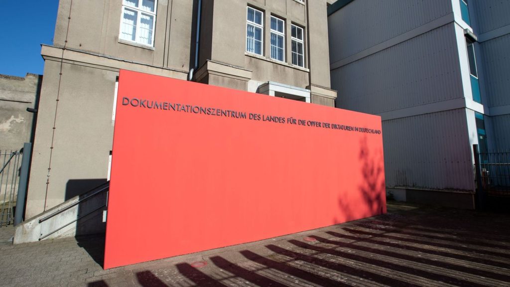 Gewaltherrschaft: Ausstellung zu SED-Diktatur - Protest gegen Lenin-Denkmal