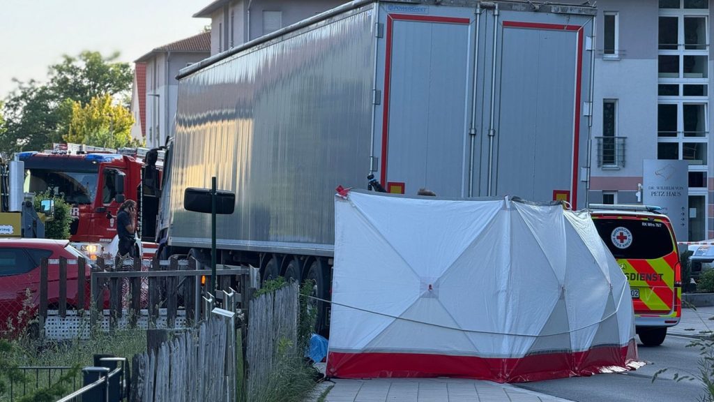 Landkreis Nürnberger Land: Lkw gerät auf Gegenfahrbahn – Radfahrerin tödlich verletzt