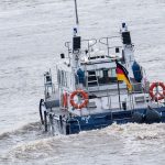 Köln: Person im Rhein – Matrose springt von Schiff, um zu helfen