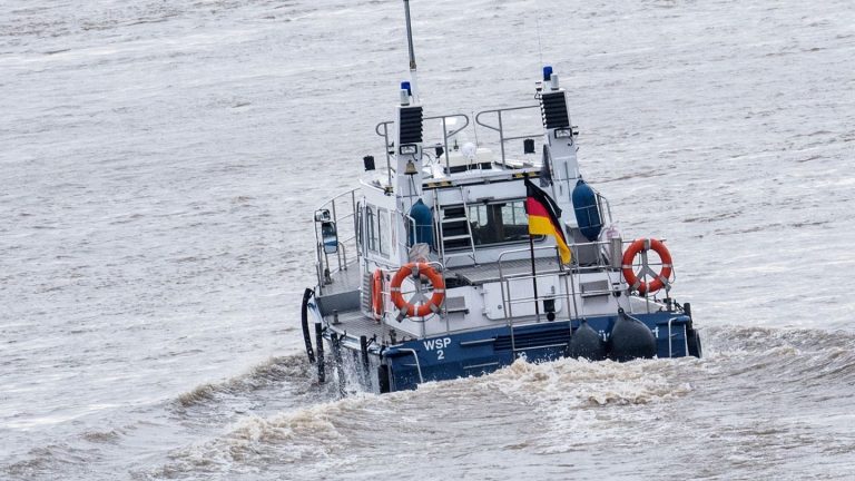 Köln: Person im Rhein – Matrose springt von Schiff, um zu helfen
