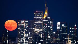 Juni-Vollmond: Blassroter Erdbeermond ziert Nachthimmel über Deutschland